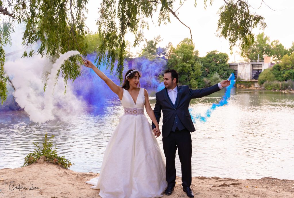 PAREJA VESTIDA DE BODA